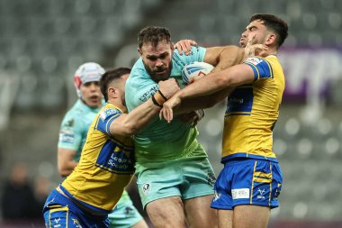 St. Helens 'den Alex Walmsley, Betfred Magic Weekend 2025 karşılaşmasında Leeds Rhinos' lu Jack Sinfield 'ı 3 Mayıs 2025' te St. James 's Park, Newcastle' da St.Helens - Leeds Rhinos maçında yakaladı.