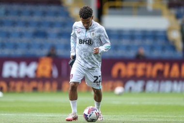 Burnley 'den Marcus Edwards, 3 Mayıs 2025' te Burnley - Millwall maçında Sky Bet Şampiyonası öncesinde ısınıyor.