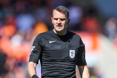 Hakem Ben Speedie Sky Bet Ligi 1 karşılaşmasında Blackpool Bristol Rovers 'a karşı Bloomfield Road, Blackpool, İngiltere, 3 Mayıs 2025