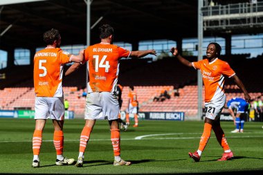 Blackpool 'dan Tom Bloxham, 3 Mayıs 2025' te Bloomfield Road, Blackpool, İngiltere 'de oynanan Blackpool-Bristol Rover maçında 1-1 kazanma hedefini kutluyor.