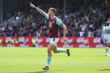 Burnley 'den Josh Brownhill, 3 Mayıs 2025' te Burnley 'e karşı Turf Moor, Burnley, İngiltere' de oynanan Sky Bet Şampiyonası maçında 1-1 'lik galibiyet golünü kutluyor.