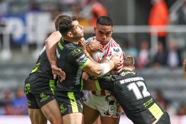 Leagh Leoparları 'ndan Joe Ofahengaue, Katalan Ejderhaları' ndan Elliott Whitehead ve Katalan Ejderhaları 'ndan Benjamin Garcia tarafından Betfred Magic Weekend 2025 karşılaşmasında St. James' s Park, Newcastle, İngiltere 'de oynanan Catalans Dragons maçında yenildi.