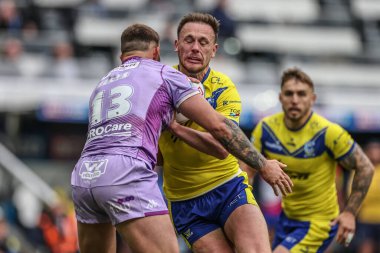 Warrington Wolves 'dan Ben Currie, Wigan Warriors' dan Kaide Ellis tarafından oynanan Betfred Magic Weekend 2025 karşılaşmasında Huddersfield Giants vs Hull FC 'ye karşı St. James' s Park, Newcastle, İngiltere, 4 Mayıs 202