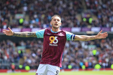 Burnley 'den Josh Brownhill, 3 Mayıs 2025' te Burnley 'e karşı Turf Moor, Burnley, İngiltere' de oynanan Sky Bet Şampiyonası maçında 1-1 'lik galibiyet golünü kutluyor.
