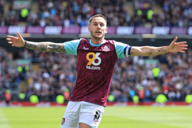 Burnley 'den Josh Brownhill, 3 Mayıs 2025' te Burnley 'e karşı Turf Moor, Burnley, İngiltere' de oynanan Sky Bet Şampiyonası maçında 1-1 'lik galibiyet golünü kutluyor.