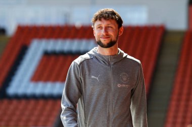 Blackpool 'dan Matthew Pennington, 3 Mayıs 2025' te Bloomfield Road, Blackpool 'da oynanan Blackpool-Bristol Rover maçında Sky Bet 1' in önüne geçti.