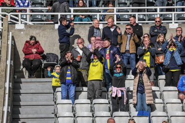 Warrington taraftarları, Betfred Magic Weekend 2025 maçından sonra oyuncuları alkışlıyor. Wigan Warriors, Warrington Wolves 'a karşı St. James' s Park, Newcastle, İngiltere, 4 Mayıs 2025