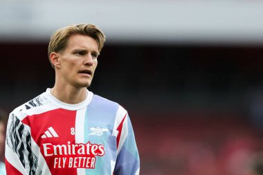 Arsenal 'den Martin Odegaard, 3 Mayıs 2025' te İngiltere 'nin Emirates Stadyumu' nda oynanan Premier League maçından önce ısınıyor.