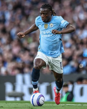 Manchester City 'den Jrmy Doku Premier League maçı sırasında Manchester City ile Wolverhampton Wanderers arasında Etihad Stadyumu, Manchester, İngiltere, 2 Mayıs 2025