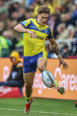 Manchester United takımından Patrick Dorgu, Manchester United 'ın 8 Mayıs 2025 tarihinde Old Trafford, Manchester, İngiltere' de oynadığı Manchester United ile oynadığı yarı final maçında