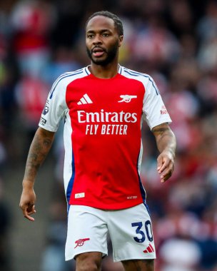 Arsenal 'den Raheem Sterling, 3 Mayıs 2025' te Birleşik Krallık 'taki Emirates Stadyumu' nda oynanan Premier League maçında Arsenal ve Bournemouth maçına bakıyor.