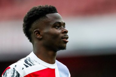 Arsenal 'den Bukayo Saka, 3 Mayıs 2025' te Birleşik Krallık 'taki Emirates Stadyumu' nda oynanan Premier League karşılaşması öncesinde ısınıyor.