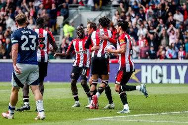Brentford 'dan Mikkel Damsgaard, Premier League maçında Brentford Manchester United' a karşı Gtech Community Stadyumu, Londra, 4 Mayıs 2025 'te oynanan karşılaşmada takım arkadaşları ile golünü kutluyor.