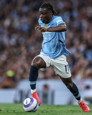 Manchester City 'den Jrmy Doku Premier League maçı sırasında Manchester City ile Wolverhampton Wanderers arasında Etihad Stadyumu, Manchester, İngiltere, 2 Mayıs 2025