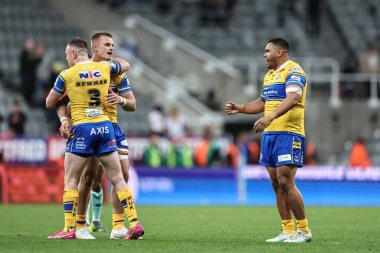 Leeds Rhinos takımından Sam Lisone, 3 Mayıs 2025 'te St. James' s Park, Newcastle, İngiltere 'de oynanan Betfred Magic Weekend 2025 karşılaşmasında galibiyeti kutluyor.
