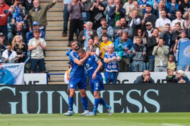 Leicester City 'den Jamie Vardy, İngiltere' nin Leicester kentindeki King Power Stadyumu 'nda oynanan Premier League maçında 1-0 kazanma hedefini kutluyor.