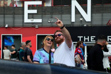 Taraftarlar, 3 Mayıs 2025 'te Birleşik Krallık' taki Emirates Stadyumu 'nda oynanan Premier League karşılaşması öncesinde Emirates Stadyumu' na geldiler.