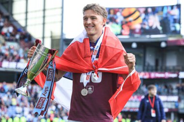 Burnley 'den Oliver Sonne, 3 Mayıs 2025' te Burnley, Burnley, İngiltere 'deki Turf Moor' da oynanan Gökyüzü İddia Şampiyonası maçından sonra ikincilik ödülünü elinde tutuyor.