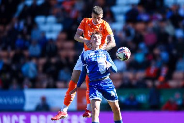 Blackpool 'dan Oliver Casey ve Bristol Rovers takımından Ollie Dewsbury, 3 Mayıs 2025' te Bloomfield Road, Blackpool 'da oynanan Blackpool-Bristol Rover maçında top için mücadele ettiler.