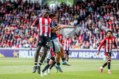 Brentford 'dan Michael Kayode, Premier League karşılaşmasında Manchester United' dan Harry Amass ile birlikte Londra, İngiltere 'deki Gtech Community Stadyumu' nda Brentford-Manchester United maçında topa atladı.