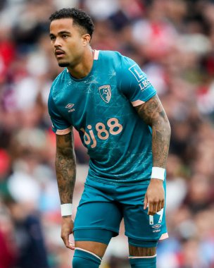 AFC Bournemouth 'dan Justin Kluivert, 3 Mayıs 2025' te Emirates Stadyumu 'nda oynanan Premier League maçında Arsenal' e karşı Bournemouth maçına bakıyor.