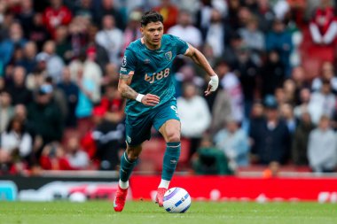 AFC Bournemouth takımından Evanilson, 3 Mayıs 2025 'te Emirates Stadyumu' nda oynanan Premier League maçında topu bırakıyor.