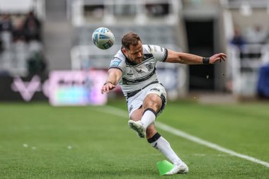 Hull FC 'den Aidan Sezer, Betfred Magic Weekend 2025 maçında Huddersfield Giants vs Hull FC' ye karşı St. James 's Park, Newcastle, Birleşik Krallık' ta 4 Mayıs 2025 'te oynanan maçta başarısız oldu.
