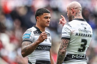 Hull FC 'den Will Pryce, Huddersfield Giants vs Hull FC maçında Hull FC' den Zak Hardaker ile konuşuyor.