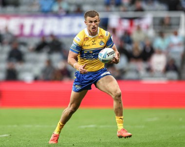 Leeds Rhinos takımından Ash Handley topu Betfred Magic Weekend 2025 maçında St. Helens, Leeds Rhinos 'a karşı St. James' s Park, Newcastle, İngiltere, 3 Mayıs 2025
