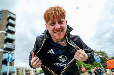 Taraftarlar, Premier League karşılaşması öncesinde Gtech Community Stadyumu 'na geldiler. Brentford Manchester United' a karşı Gtech Community Stadyumu, Londra, 4 Mayıs 2025