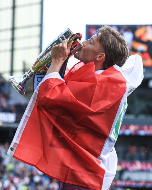Burnley 'den Oliver Sonne, 3 Mayıs 2025' te Burnley, Burnley, İngiltere 'deki Turf Moor' da oynanan Gökyüzü İddia Şampiyonası maçından sonra ikincilik ödülünü elinde tutuyor.