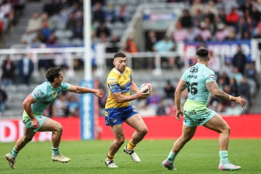 Leeds Rhinos takımından Jake Connor, 3 Mayıs 2025 'te St. James' s Park, Newcastle, İngiltere 'de oynanan Betfred Magic Weekend 2025 karşılaşmasında topu bırakıyor.