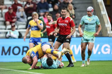 St. Helens takımından Matt Whitley, 3 Mayıs 2025 'te St. Helens - Leeds Rhinos maçında Leeds Gergedan takımından Tom Holroyd' un önderliğinde sahaya çıktı.