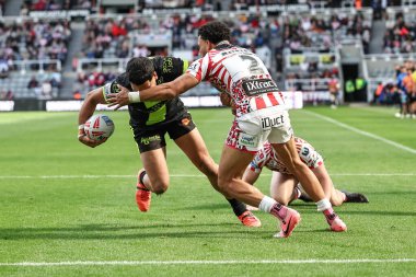 Katalan Ejderhaları 'ndan Reimis Smith, 3 Mayıs 2025' te St. James 's Park, Newcastle, İngiltere' de oynanan Betfred Magic Weekend 2025 maçında Leigh Leopards ve Catalans Dragons maçına gidiyor.
