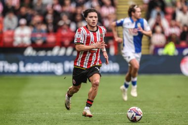 Sheffield United takımından Callum O 'Hare, 3 Mayıs 2025' te Bramall Lane, Sheffield, İngiltere 'de oynanan Sheffield United - Blackburn Rovers maçında topu aldı.