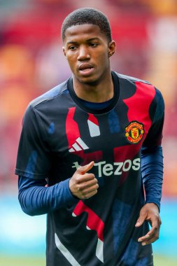 Manchester United takımından Chido Obi-Martin, 4 Mayıs 2025 'te Londra' daki Gtech Community Stadyumu 'nda oynanan Premier League karşılaşması öncesinde ısınıyor.