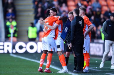 Blackpool 'dan Niall Ennis, Blackpool' dan Jake Beesley ile 3 Mayıs 2025 'te Bloomfield Road, Blackpool, İngiltere' de oynanan Blackpool-Bristol Rover maçında karşılaştı.