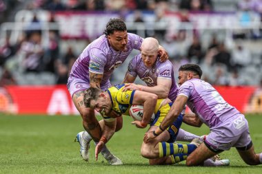 Warrington Wolves 'dan Lachlan Fitzgibbon, Wigan Warriors 2025 Betfred Magic Weekend 2025 karşılaşmasında Wigan Warriors vs Warrington Wolves ile 4 Mayıs 202' de St. James 's Park, Newcastle, İngiltere' de oynanan karşılaşmada Wigan Wigan Warriors 'tan Liam Farrell tarafından yenildi.