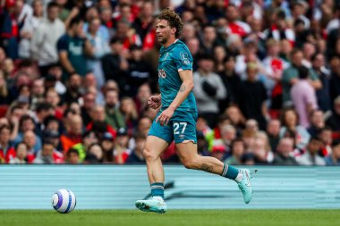 AFC Bournemouth takımından Illia Zabarnyi, 3 Mayıs 2025 tarihinde Emirates Stadyumu 'nda oynanan Premier League maçında topla koşuyor.