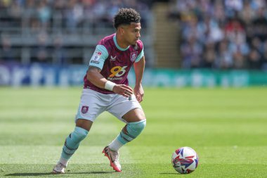 Burnley 'den Marcus Edwards, 3 Mayıs 2025' te Burnley, Burnley, İngiltere 'deki Turf Moor' da oynanan Gökyüzü İddia Şampiyonası maçında topu ileri sürüyor.