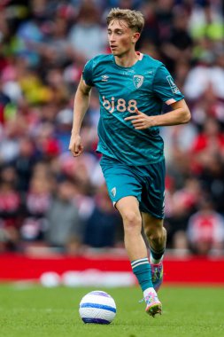 AFC Bournemouth takımından Dean Huijsen, 3 Mayıs 2025 'te Emirates Stadyumu' nda oynanan Premier League maçında topla koşuyor.