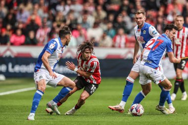 Sheffield United takımından Callum O 'Hare, 3 Mayıs 2025' te Bramall Lane, Sheffield, İngiltere 'de oynanan Sheffield United - Blackburn Rovers maçında topu aldı.