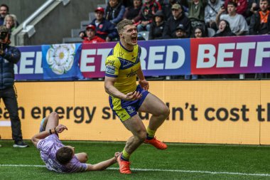 Warrington Wolves 'dan Jake Thewlis, Betfred Magic Weekend 2025 Wigan Warriors vs Warrington Wolves maçında 4 Mayıs 2025' te St.James 's Park, Newcastle' da denemesini kutluyor.