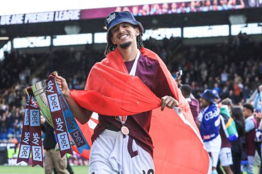 Burnley 'li Hannibal Mejbri, 3 Mayıs 2025' te Burnley 'nin Millwall' a karşı oynadığı Turf Moor, Burnley 'deki Gökyüzü İddia Şampiyonası maçından sonra ikincilik kupasını elinde tutuyor.