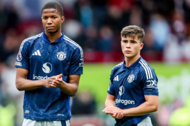 Manchester United takımlarından Chido Obi-Martin, Premier League maçı Brentford - Manchester United maçının ardından 4 Mayıs 2025 'te Londra' daki Gtech Community Stadyumu 'nda yenilen taraftarları kabul ediyor.