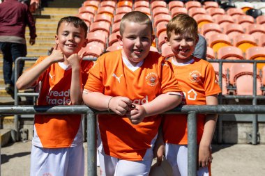 Blackpool taraftarları 3 Mayıs 2025 'te Bloomfield Road, Blackpool' da Blackpool-Bristol Rovers maçında