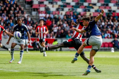 Manchester United takımından Harry Amass, Premier League maçında Brentford Manchester United 'a karşı Gtech Community Stadyumu' nda 4 Mayıs 2025 'te çekim yapıyor.