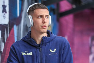 Burnley 'den Maxime Estve, 3 Mayıs 2025' te Burnley 'e karşı Millwall Turf Moor, Burnley, İngiltere' de Sky Bet Şampiyonası öncesinde sahaya çıktı.