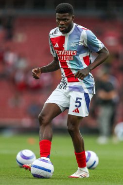 Thomas of Arsenal, 3 Mayıs 2025 'te Birleşik Krallık' taki Emirates Stadyumu 'nda oynanan Premier League karşılaşması öncesinde ısınıyor.