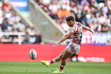 Leigh Leoparları 'ndan Ben McNamara, 3 Mayıs 2025' te St. James 's Park, Newcastle, Birleşik Krallık' ta oynanan Betfred Magic Weekend 2025 maçında bir gol için dönüşüyor.